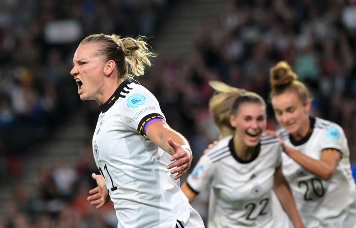 Die deutschen Nationalspielerinnen, hier Alexandra Popp, schnitten während der Fußball-Europameisterschaft 2022 sportlich hervorragend ab – und nutzten in Interviews weniger Floskeln als ihre männlichen Kollegen.
