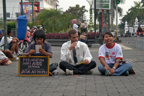 Auf Augenhöhe begegnen: Der Wissenschaftler Thomas Studulka nimmt während einer Demonstration in Yogyakarta die Perspektive von Straßenkindern ein.