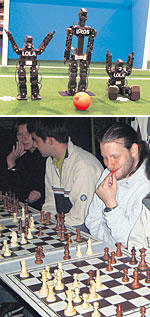 Computerspiele: Besucher sehen Robotern beim Kicken zu und messen sich im Schach mit der Maschine.
