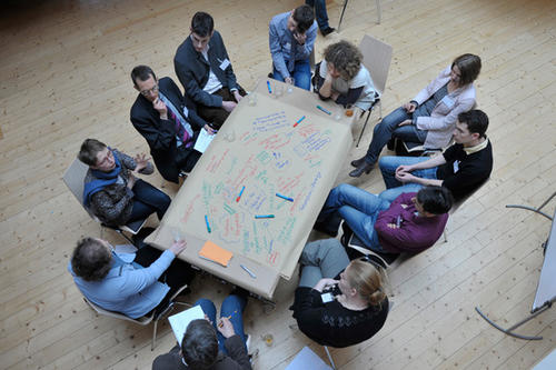 Alle Wünsche kommen auf den Tisch: Nachwuchswissenschaftler tragen ihre Ideen für eine bessere Förderung zusammen.