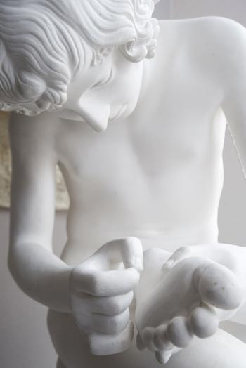 Der Dornauszieher ist ein antikes Motiv der Bildenden Kunst. Hier zu sehen ist eine Plastik der Abguss-Sammlung Antiker Plastik der Freien Universität in Berlin-Charlottenburg. Die öffentlich zugängliche Sammlung umfasst rund 2000 Exponate.