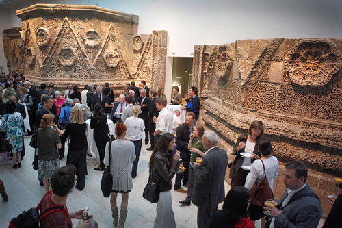 Im Mschatta-Saal des Museums für Islamische Kunst im Pergamonmuseum: Das von Sabine Schmidtke geleitete neue Forschungszentrum nimmt Islam, Judentum und Christentum gemeinsam in den Blick.