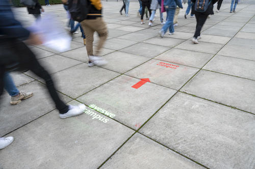 Der Schriftzug #yeswecampus wies an vielen Stellen des Campus den Weg zur Aktionswoche auf dem Vorplatz der Holzlaube.
