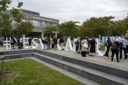 Zahlreiche Studierende hinterlassen zum Start des Semesters Botschaften auf dem Schriftzug #yeswecampus.