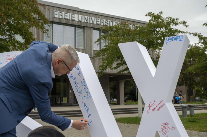 Universitätspräsident Professor Günter M. Ziegler beschriftet zum Auftakt der Aktion #yeswecampus die etwa 20 Meter langen und 1,50 Meter hohen Buchstabenplastiken vor der Holzlaube.