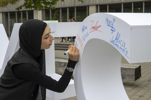 Endlich zurück: Eine Studentin hinterlässt ihre persönliche Botschaft.
