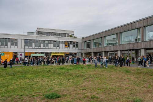 Drei Foodtrucks sorgten für die Verpflegung der Studierenden, Beschäftigten und Gäste.