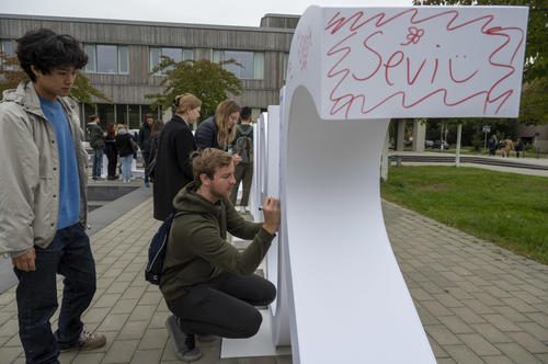 Endlich wieder auf dem Campus und andere Studierende treffen.