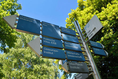 Blaue Schilder weisen den Weg auf dem Campus