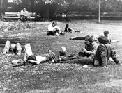 Campus der Freien Universität Berlin in den 1970er Jahren: Studenten bringen zu den Seminaren auch ihre Kinder mit zur Uni. Hier genießen sie ihre Pause auf einer der Wiesen rund um den Campus.