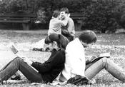 1. Volksuni vom 23. - 26.5.1980 an der Freien Universität. Im Bild Studenten machen Pause.