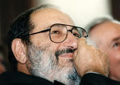 50 Jahre Freie Universität Berlin: Im Rahmen der Feierlichkeiten am 16.11.1998: Prof. Umberto Eco, berühmter Schriftsteller und renommierter Semiotiker, bekommt die Ehrendoktorwürde verliehen.