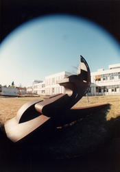 "Kunst auf dem Campus" im Mai 1997 - Kunstobjekte auf dem Campus der Freien Universität Berlin. Blick auf eine Installation vor der Silberlaube.