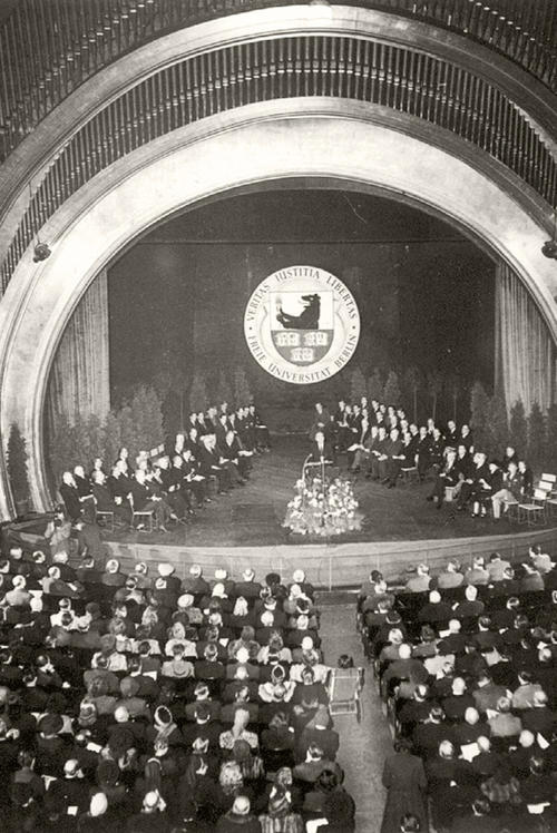 Am 4. Dezember 1948 erfolgt im Steglitzer Titania-Palast die feierliche Gründung der Freien Universität.