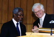 13. Juli 2000: Verleihung der Ehrendoktorwürde an S. E. Herrn Kofi Annan, Generalsekretär der Vereinten Nationen durch den Fachbereich Politik- und Sozialwissenschaften der Freien Universität Berlin. Im Bild Kofi Annan mit Präsident Gaehtgens.
