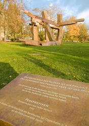 Die Bronzeskulptur "Perspektiven" von Volker Bartsch, im Vordergrund: Gedenkstein zur Erinnerung an die Studenten der Freien Universität Berlin und der Deutschen Hochschule für Politik, die für die Freiheit ihr Leben verloren haben.