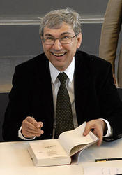 Orhan Pamuk signiert im Anschluss an die Verleihung der Ehrendoktorwürde im Jahr 2007 seine Bücher