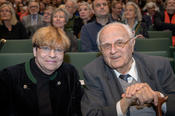 Ehrengäste auf Ehrenplätzen: Professor Karol Kubicki, Matrikelnummer 1 der Freien Universität Berlin, mit Ehefrau Petra. Der 92-Jährige hatte die Freie Universität mitgegründet.