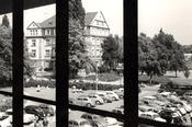 In den fünfziger Jahren: Blick von der Empore im ersten Stock des Henry-Ford-Baus auf den Ehrenhof und die Boltzmannstraße 3. Heute fällt der Blick auch auf die...