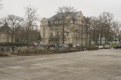 Auf der früheren Wiese wurde der Ehrenhof angelegt, das Hörsaalgebäude selbst (im Rücken des Fotografen) wurde zwischen 1952 und 1954 erbaut. Rechts neben der Boltzmannstraße 3 steht der Neubau des Fachbereichs Rechtswissenschaft.