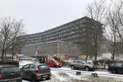 Um die amerikanische Hilfe zu würdigen, wurde das Klinikum 1994 in "Universitätsklinikum Benjamin Franklin" (UKBF) umbenannt. 2003 fusionierte es mit der Charité. So sieht das Gebäude heute aus.