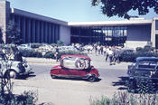 Ende der 1950er Jahre wurde der Vorplatz des Henry-Ford-Baus, der zwischen 1952 und 1954 von den Architekten Franz Heinrich Sobotka und Gustav Müller gebaut worden war, auch als Parkplatz genutzt.