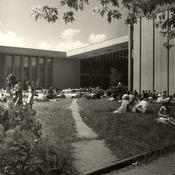 Mitte der 1950er Jahre: Auf den Wiesen vor dem Henry-Ford-Bau sitzen Studentinnen und Studenten in der Sonne und machen Pause oder lesen. Heute...