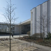 ... ist hier Platz für Fahrräder. In der Sonne sitzen die Studierenden auf der sogenannten Studentenaue zwischen Henry-Ford-Bau und Vegetarischer Mensa.