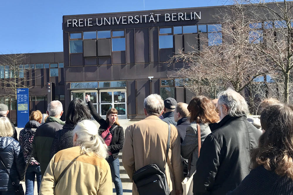 Bei den Campustouren führen wir Sie mit zwei extra für das Jubiläum konzipierten Thementouren über den Campus in Dahlem und zu authentischen Orten der deutschen Zeitgeschichte.