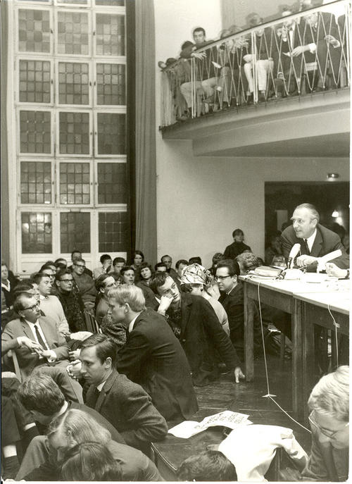 Das Bild zeigt Erich Kuby an der Technischen Universität Berlin.