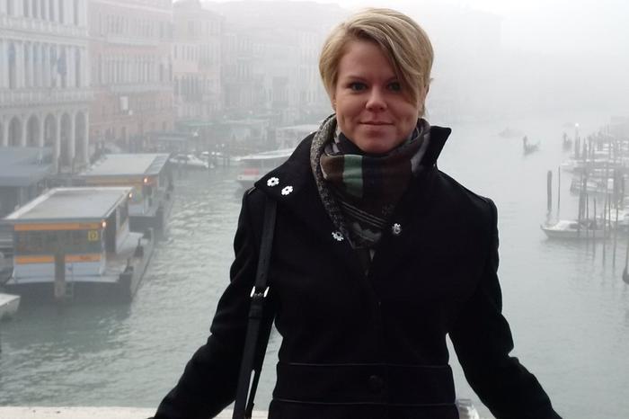 Kim Hildebrandt studierte nicht nur an der Freien Universität, sondern arbeitete auch während des Studiums am Fachbereich Wirtschaftswissenschaften und im Career Service.