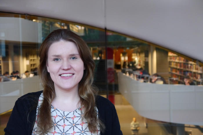 Alumna Stephanie Kutschmann vor der Philologischen Bibliothek der Freien Universität.