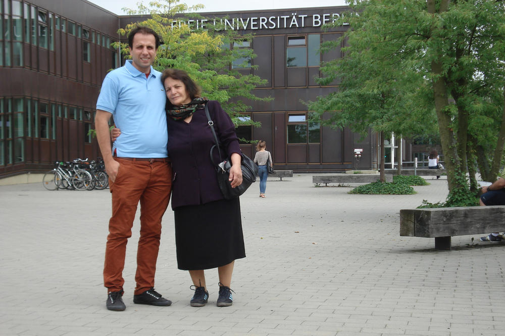 Dr. Amirhossein Nezamzadeh together with his mother in front of Freie Universität's "Rostlaube".