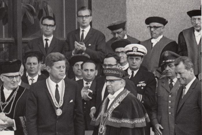 Als studentischer Sprecher im Akademischen Senat war Hans-Jürgen Puhle (obere Reihe, 2. v. l.) beim Kennedy-Besuch im Jahr 1963 ganz vorne mit dabei.