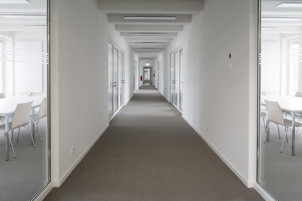 Labs/Gruppenraumanlage: Abschließbare Gruppenarbeitsplätze für 4 - 8 Personen für Coaching, Prüfungsvorbereitung oder Kleingruppenseminare.