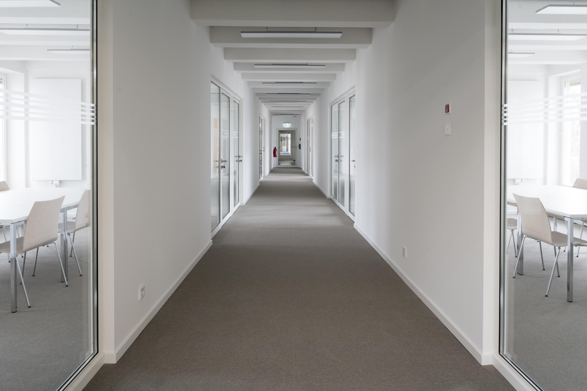 Labs/Gruppenraumanlage: Abschließbare Gruppenarbeitsplätze für 4 - 8 Personen für Coaching, Prüfungsvorbereitung oder Kleingruppenseminare.