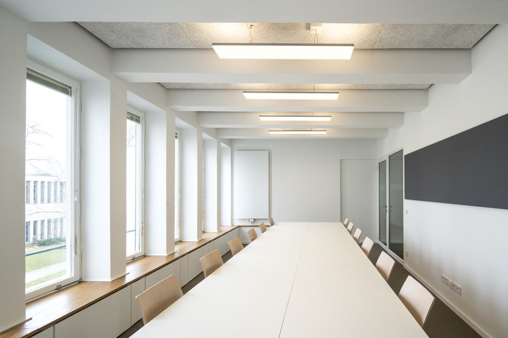 Labs/Gruppenraumanlage: Abschließbare Gruppenarbeitsplätze für 4 - 8 Personen für Coaching, Prüfungsvorbereitung oder Kleingruppenseminare.