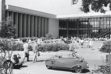 Blick auf den Henry-Ford-Bau von der Boltzmannstrasse aus. Um 1959.