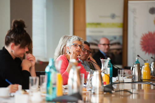 Während der Round-Table-Diskussionen tauschten sich die Wissenschaftlerinnen und Wissenschaftler angeregt aus. Am Mikrofon: Irene Kacandes (Dartmouth College)