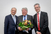 Prof. Dr. Gunter Gebauer, Vorsitzender der Ernst-Reuter-Preiskommission, gemeinsam mit Univ.-Prof. Dr. Günter M. Ziegler und Peter Lange.