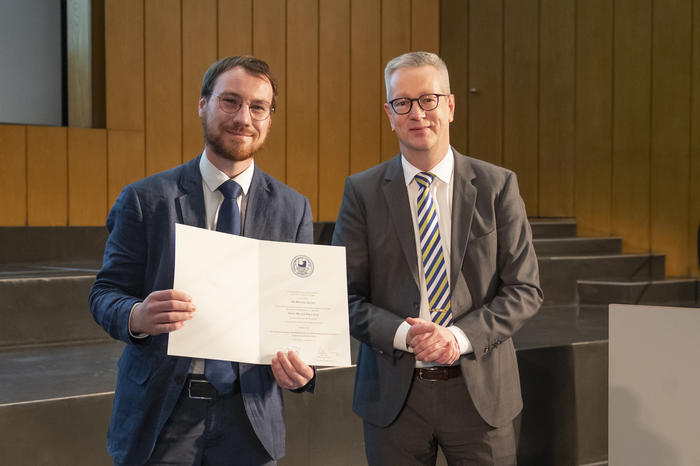 Dr. phil. Michael Giesen erhält die Urkund von Präsident Prof. Dr. Günter M. Ziegler (v.l.n.r.).