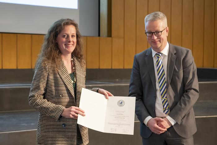 Dr. rer. nat. Sophie Metz erhält die Urkunde von Präsident Prof. Dr. Günter M. Ziegler (v.l.n.r.).