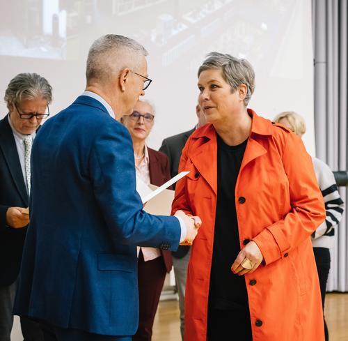 Prof. Dr. Dr. h.c. Günter M. Ziegler gratuliert Dr. Schwarz zur Silbernen Promotion