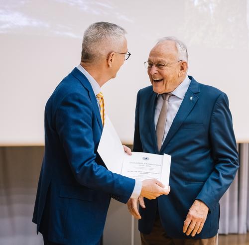 Universitätspräsident Prof. Dr. Dr. h.c. Günter M. Ziegler überreicht Dr. Graf von Einsiedel die Goldene Promotionsurkunde