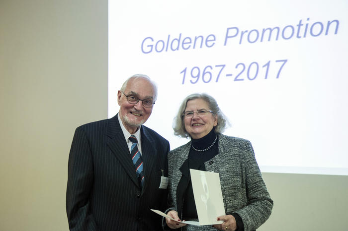 Prof. Dr. Michael Erbe erhält seine Goldene Promotionsurkunde von Prof. Dr. Monika Schäfer-Korting, der heutigen Ersten Vizepräsidentin der Freien Universität