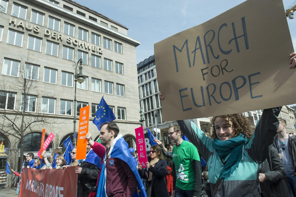 Am 25. März 2017 gingen Tausende Menschen in Berlin und ganz Europa beim „March for Europe“ auf die Straße. Studierende der Freien Universität hatten den europäischen Marsch mit organisiert.