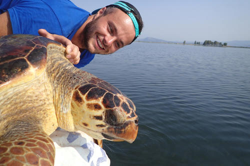 Der Biologie-Student und Deutschlandstipendiat Sebastian Höfer setzt sich auch in seiner Freizeit für Umwelt- und Naturschutz ein. Diesen Sommer leitete er eine Initiative, die sich in Griechenland um den Fortbestand von Meeresschildkröten sorgt.