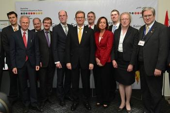 Bundesaußenminister Dr. Guido Westerwelle (Mitte) und Prof. Dr. Peter-André Alt, der Präsident der Freien Universität Berlin (5 v.l.), mit den Spitzenrepräsentanten der im neuen Wissenschaftshaus vertretenen Organisationen
