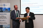 8. Alumniclub Vorstand_Prof. Chen Hongjie_Geschenkuebergabe an P