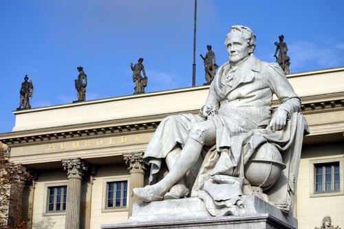Denkmal Alexander von Humboldts vor dem Hauptgebäude der Humboldt Universität zu Berlin